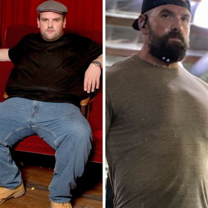 Actor Poses Shirtless After Losing 500 Lbs. – Hollywood Life