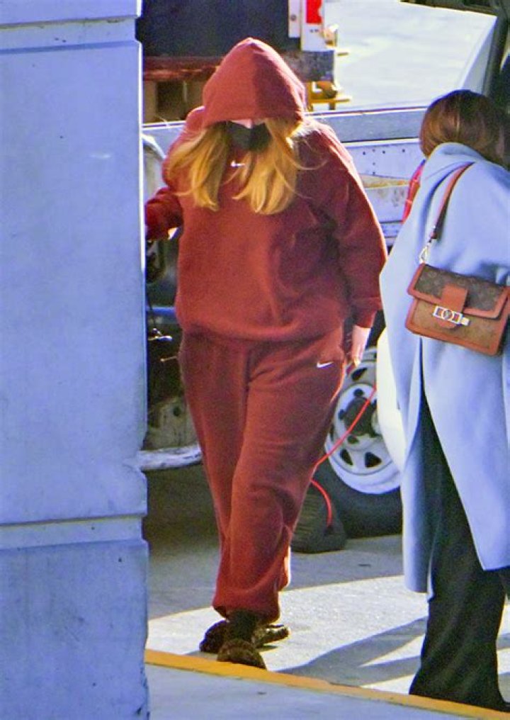 Adele Keeps A Low Profile In Brown Sweat Suit After Wild Night Out At London Gay Bar – Photos