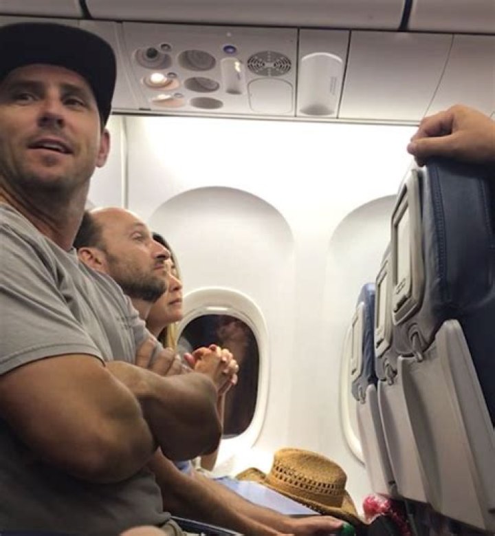 American Airlines Altercation With Passengers Goes Viral — PICS