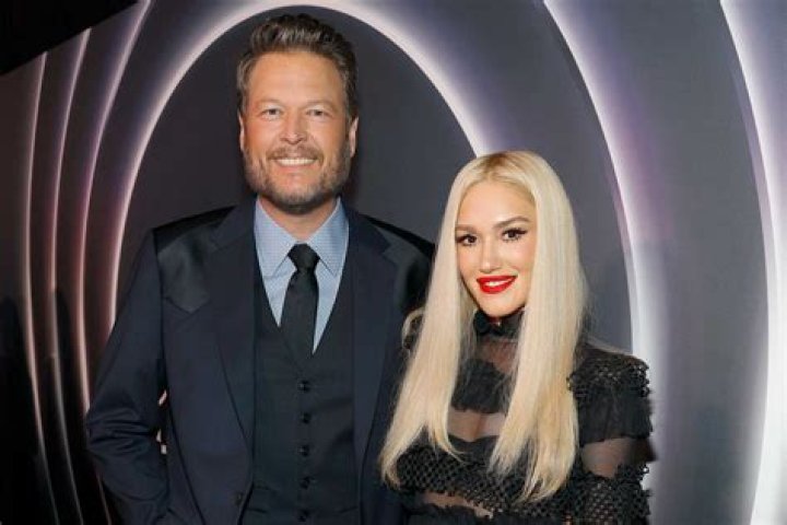 Blake Shelton & Gwen Stefani Perform In Oklahoma Bar In New Video – Hollywood Life