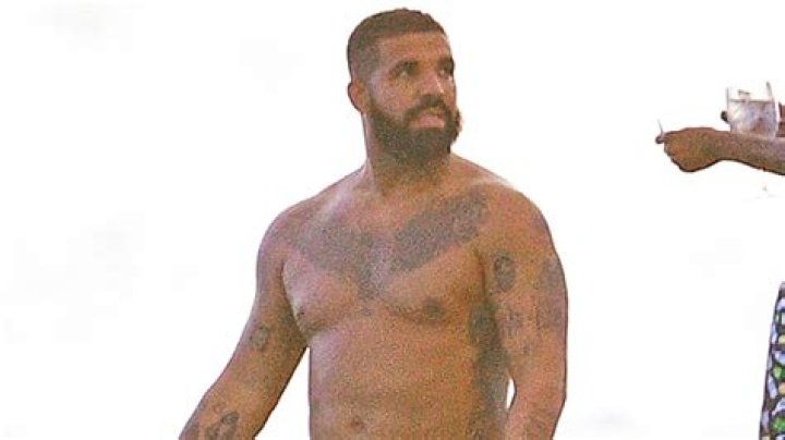 Drake’s Gym Photo Shows Arms & Muscles In Workout Tank – Hollywood Life