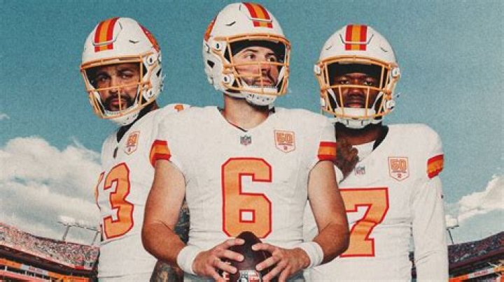 Gisele Rocks Daisy Dukes, Tom Brady’s Bucs Jersey, & Arm Sling As She Watches His Game From Home