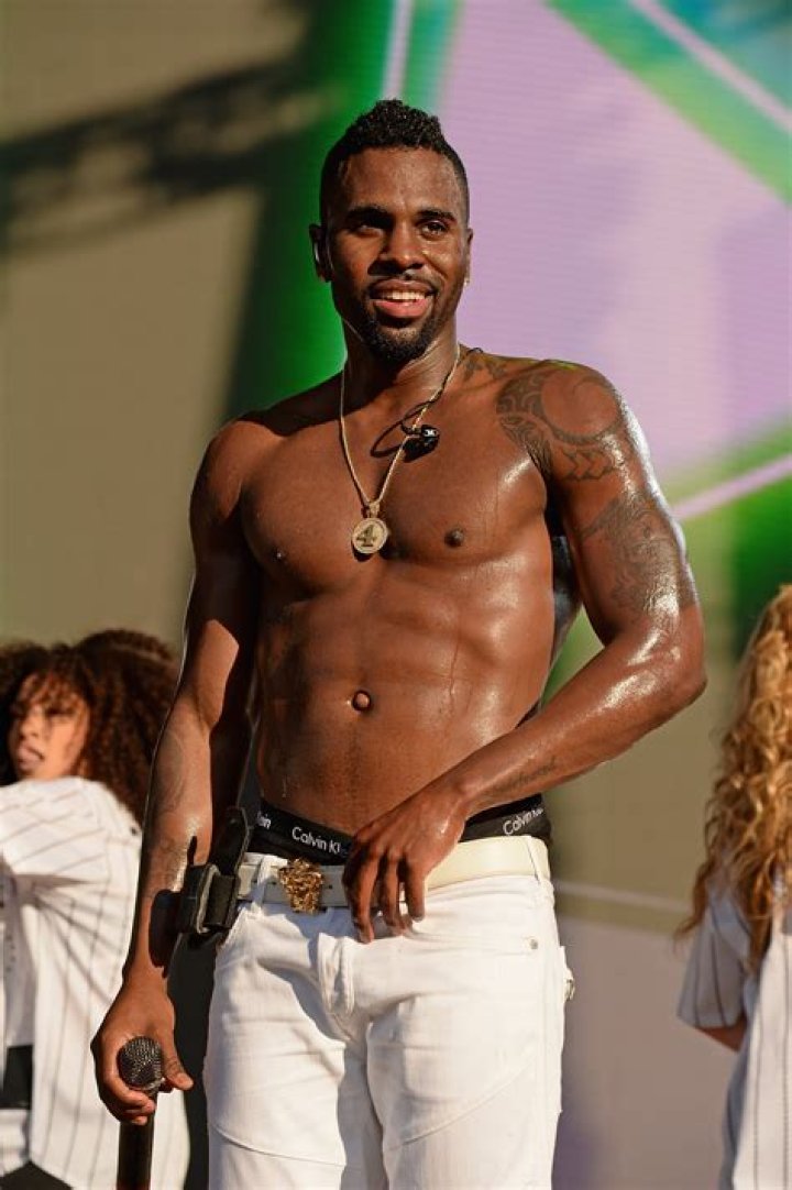 Jason Derulo Wears Short Shorts & Shows Off His Abs In Sexy Photo – Hollywood Life