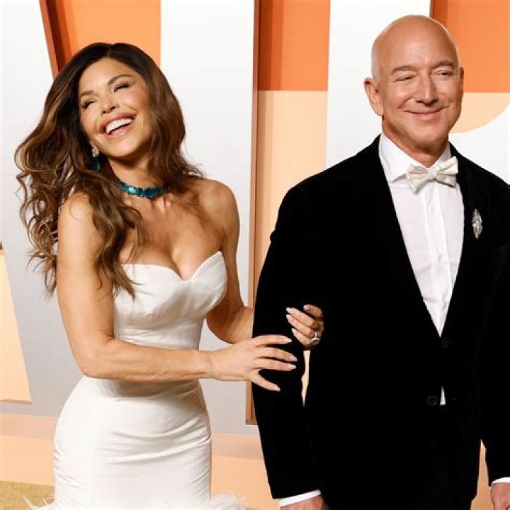 Jeff Bezos & Lauren Sanchez: Friends ‘Surprised’ To Hear They’re Dating Amid His $140BN Divorce