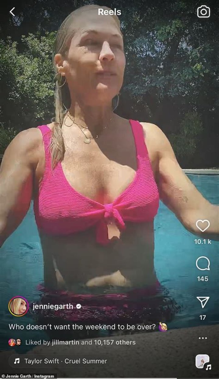 Jennie Garth’s Pink Bikini While Swimming: Video – Hollywood Life