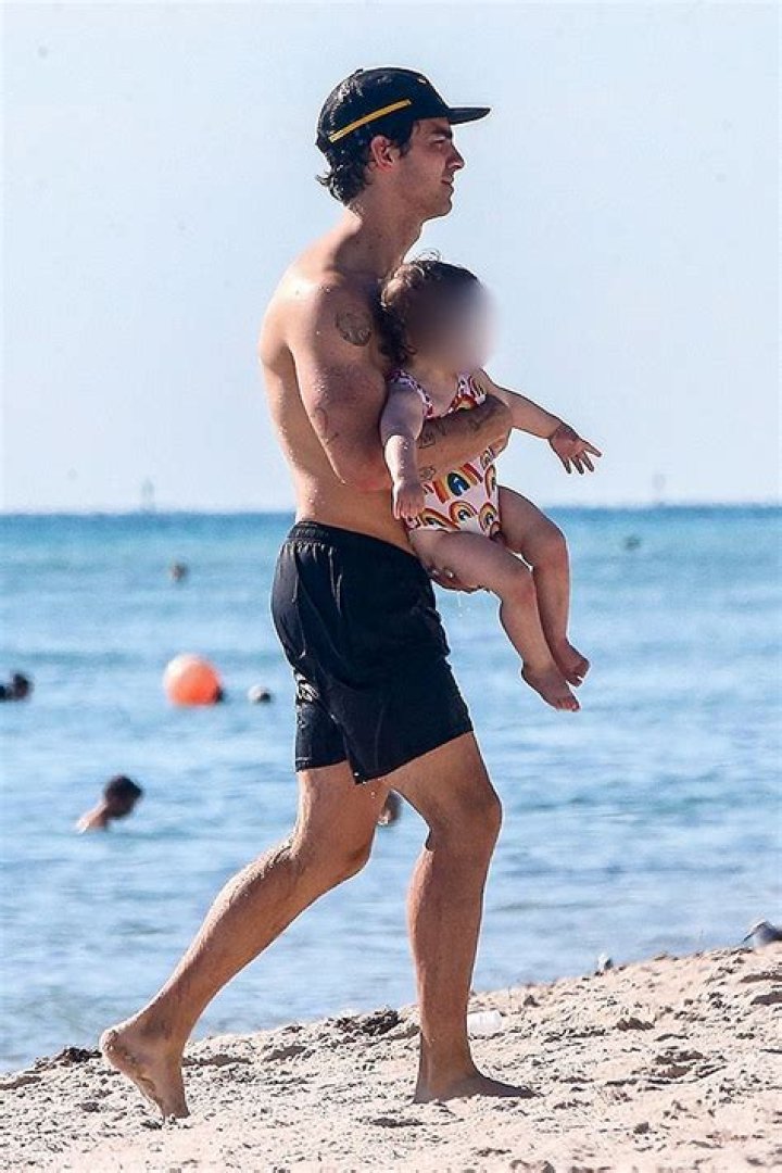 Joe Jonas & Daughter Willa’s Beach Day: Photos – Hollywood Life