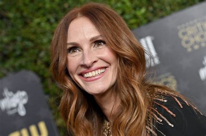Julia Roberts Talks Hairy Armpit Moment At Notting Hill Premiere – Hollywood Life