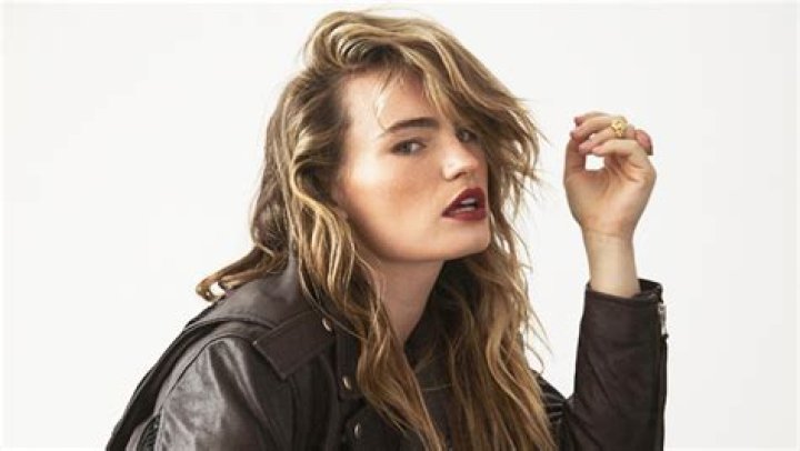 Kathryn Gallagher Teases New Season & New Music – Hollywood Life