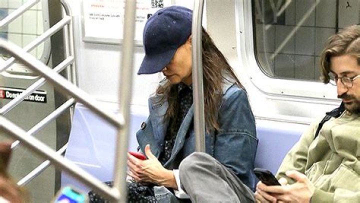 Katie Holmes Goes Incognito Riding The Subway In NYC: Photos – Hollywood Life