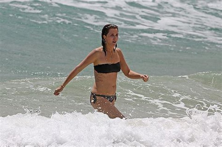 Kristen Wiig Wears Bikini With Shirtless Sean Penn At Beach: Photos – Hollywood Life