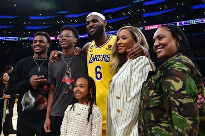 LeBron James Has A Family Dance Party & Daughter Zhuri, 5, Steals The Show  