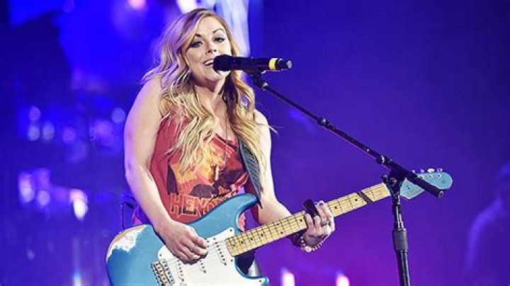 Lindsay Ell: 5 Things To Know About Rising Country Star & CMT Awards Performer