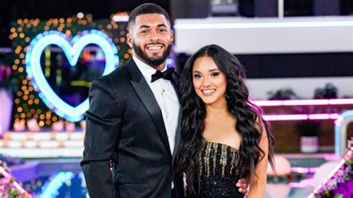 ‘Love Island’s Cely Vazquez & Johnny Middlebrooks Split – Hollywood Life