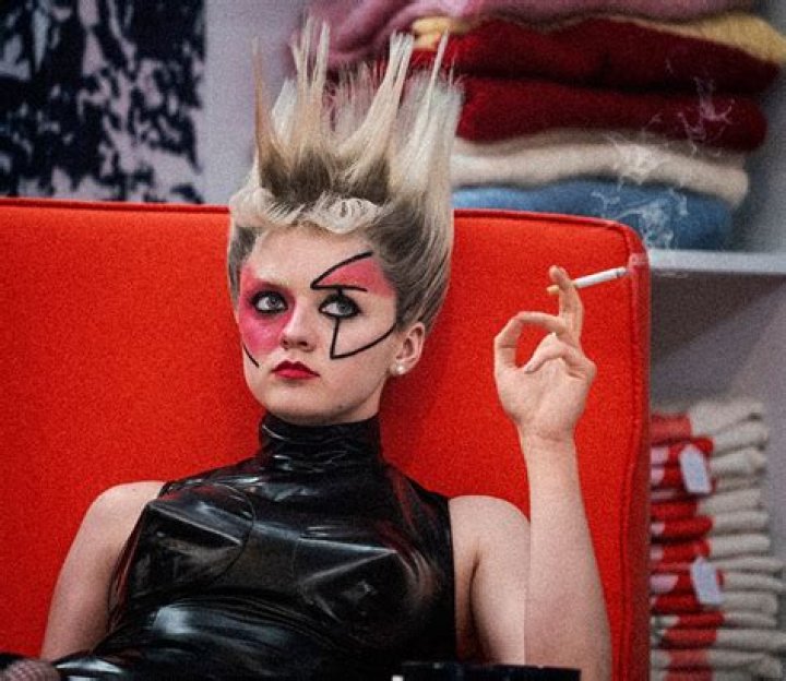 Maisie Williams On Sex Pistols Series & Fashion With Talulah Riley – Hollywood Life