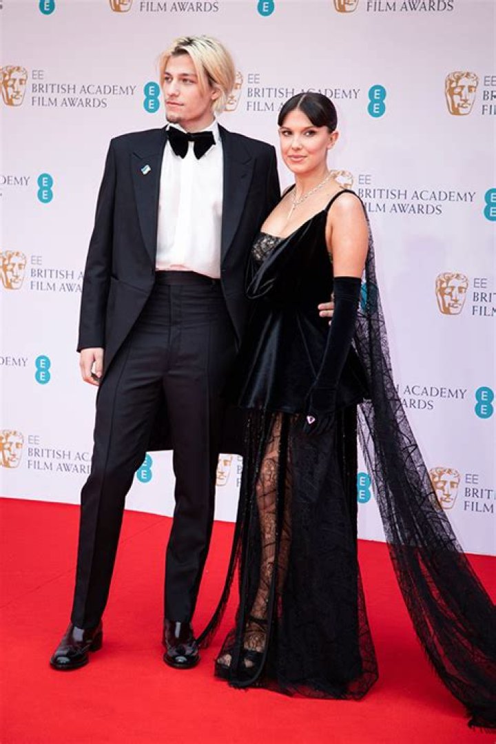 Millie Bobby Brown Kisses Jake Bongiovi While Sitting On His Lap – Hollywood Life