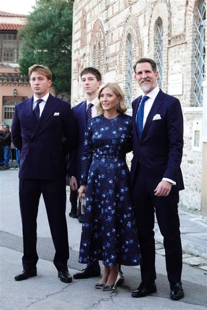 Mischa Barton Packs On the PDA With Hot New Mystery Man During Stroll In CA — Pics