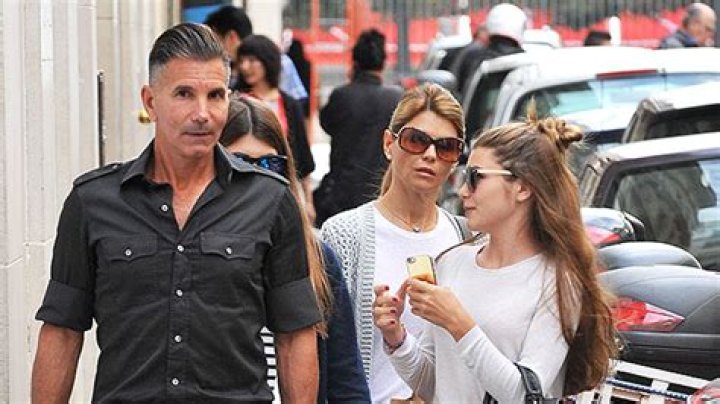 Olivia Jade ‘Emotionally Preparing’ For Parents’ Prison Sentences Amid Night Out With Friends