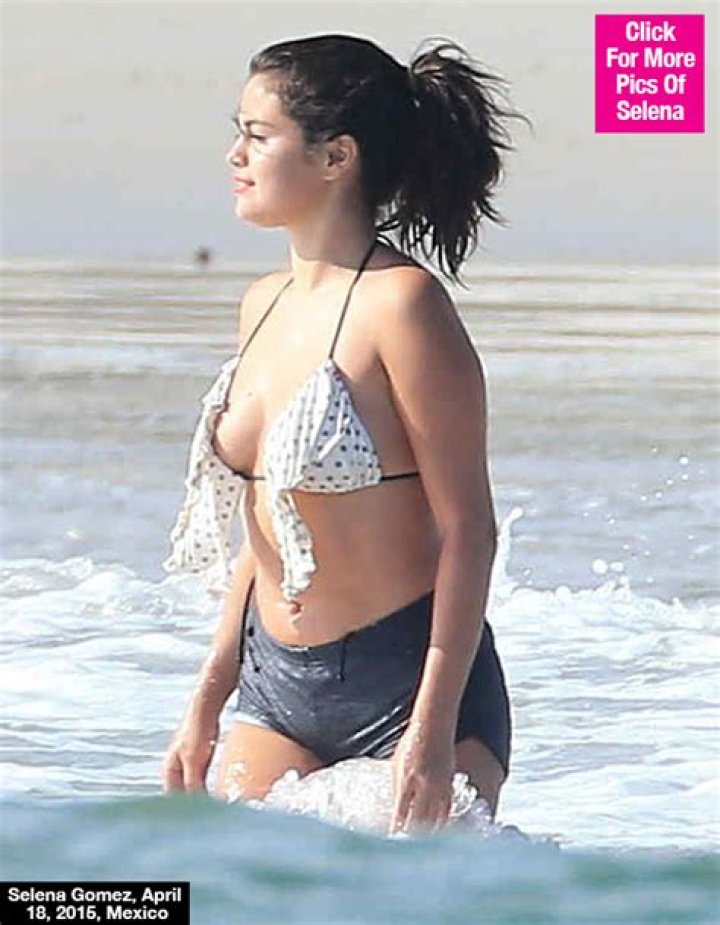 [PIC] Selena Gomez Bathing Suit Pic In Mexico — Singer Shows Off Sexy Curves – Hollywood Life