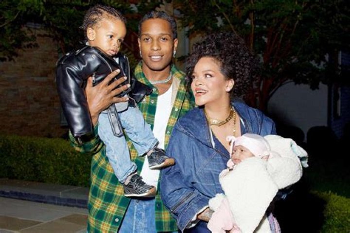 Rihanna & Kids — PICS