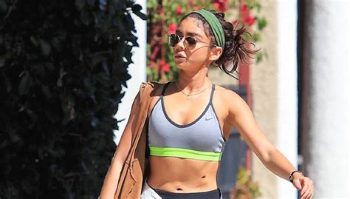 Sarah Hyland In Bride Bikini For Kimberly Hidalgo’s Bachelorette Party – Hollywood Life