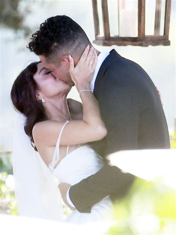 Sarah Hyland & Wells Adams: 1st Photo Of The Newlyweds Kissing At The Altar After Saying ‘I Do’