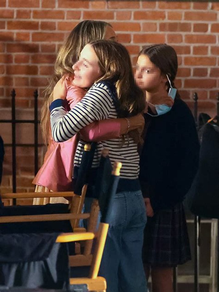 Sarah Jessica Parker Hugs Rarely See Daughter Tabitha, 12, During Set Visit On ‘SATC’ Reboot