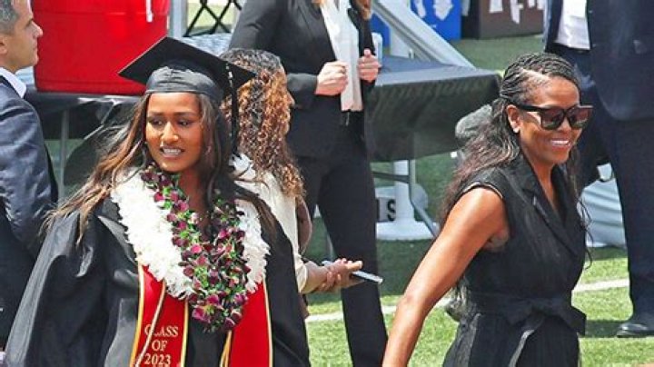 Sasha Obama Graduates From USC, Barack & Michelle Obama In Attendance – Hollywood Life