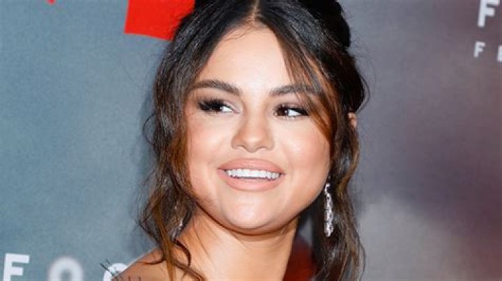 Selena Gomez Dazzles At 90s Themed Birthday Party: Pics – Hollywood Life