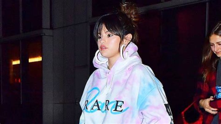 Selena Gomez & Justin Bieber Both Wear Their Merch Sweatshirts – Pics – Hollywood Life