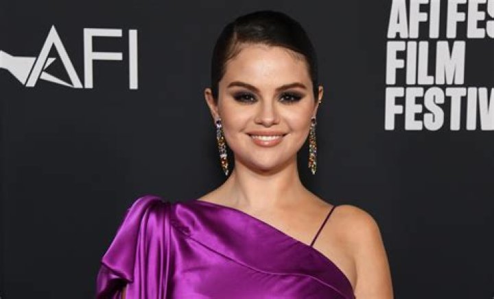 Selena Gomez Smiles In ‘Paradise’ During Sunshine-Filled Getaway With Her Besties In Hawaii
