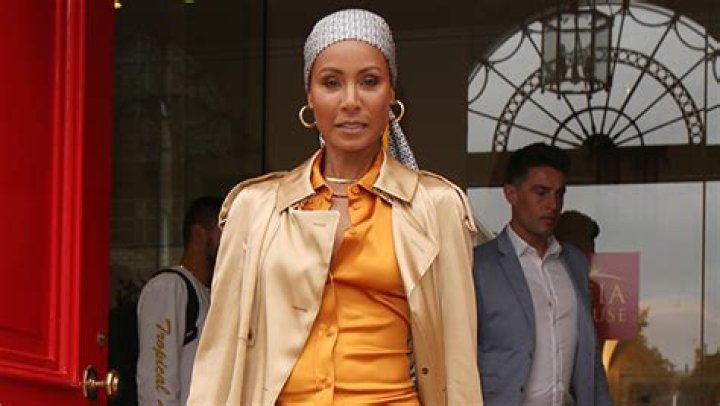 She Shows Leg In London – Hollywood Life