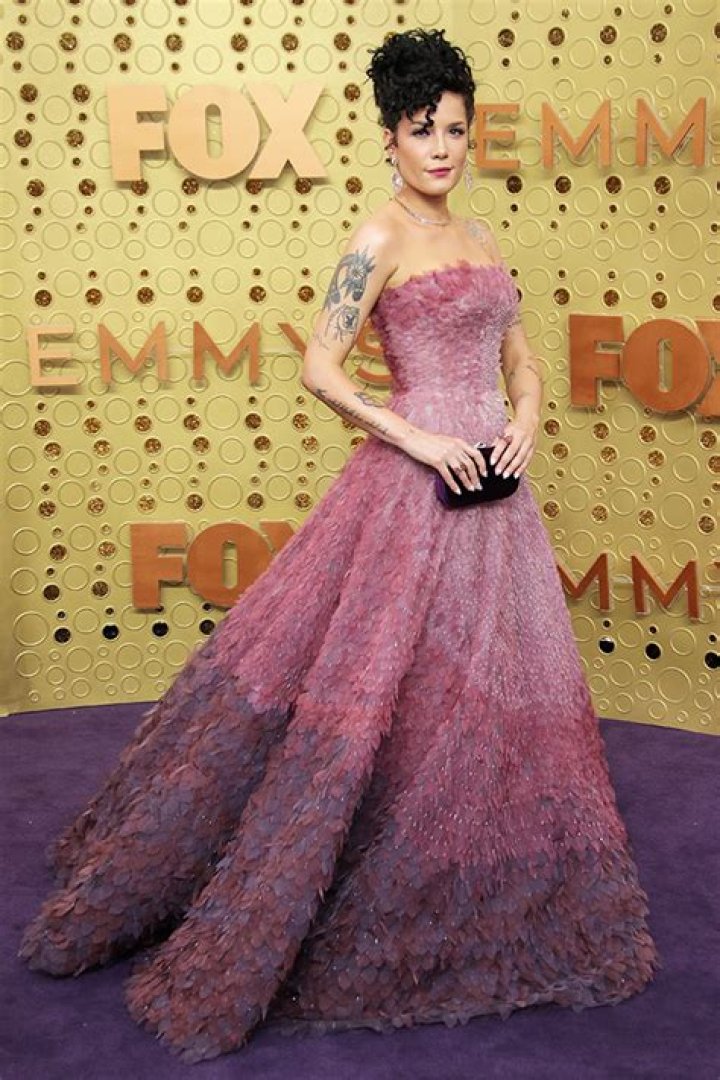 She Stuns & Gives In-Memoriam Performance – Hollywood Life