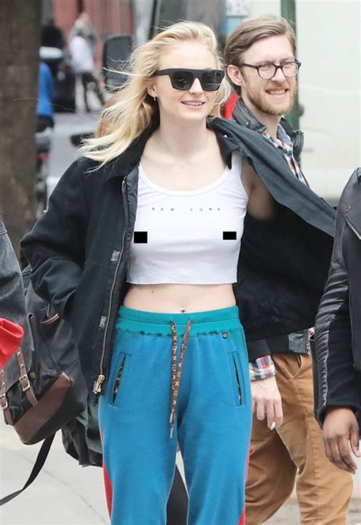 Sophie Turner Goes Braless In Crop Top With Joe Jonas In NYC: Pics – Hollywood Life