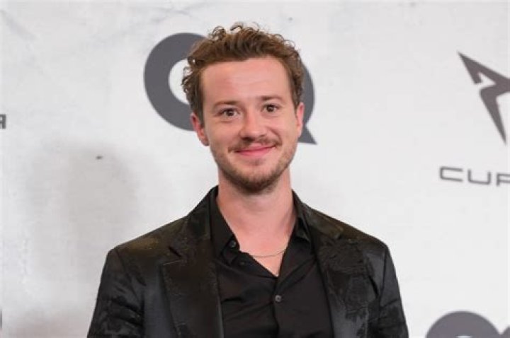 ‘Stranger Things’ Star Joseph Quinn Reveals He Was Detained At Airport – Hollywood Life