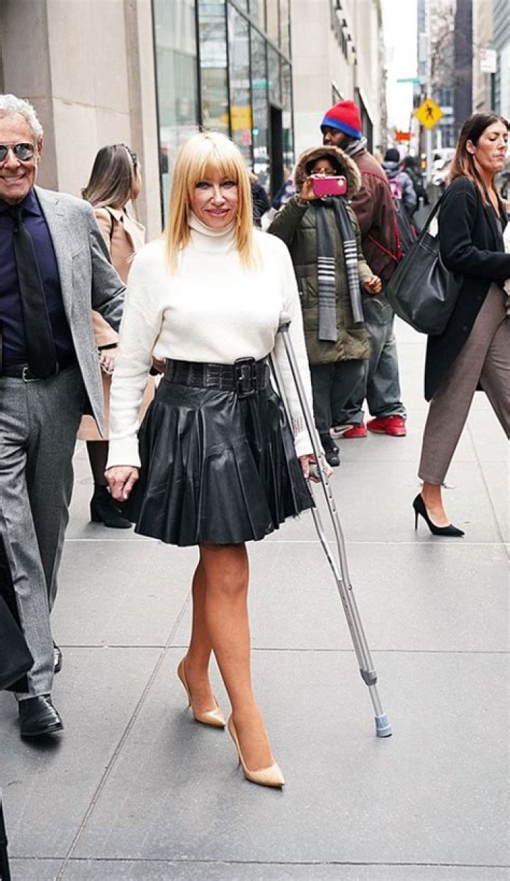 Suzanne Somers, 73, Shows Off Her Toned Legs In Leather Mini Skirt While Walking With A Crutch — Pic