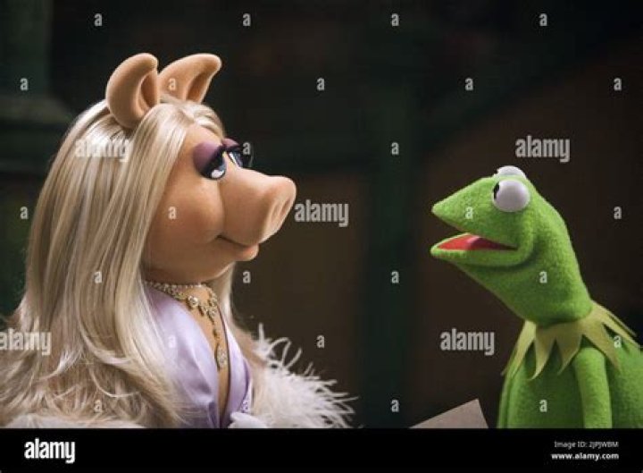 ‘The Muppets:’ Miss Piggy Is Arrested & Liam Hemsworth Helps Gonzo Go On A Date – Hollywood Life