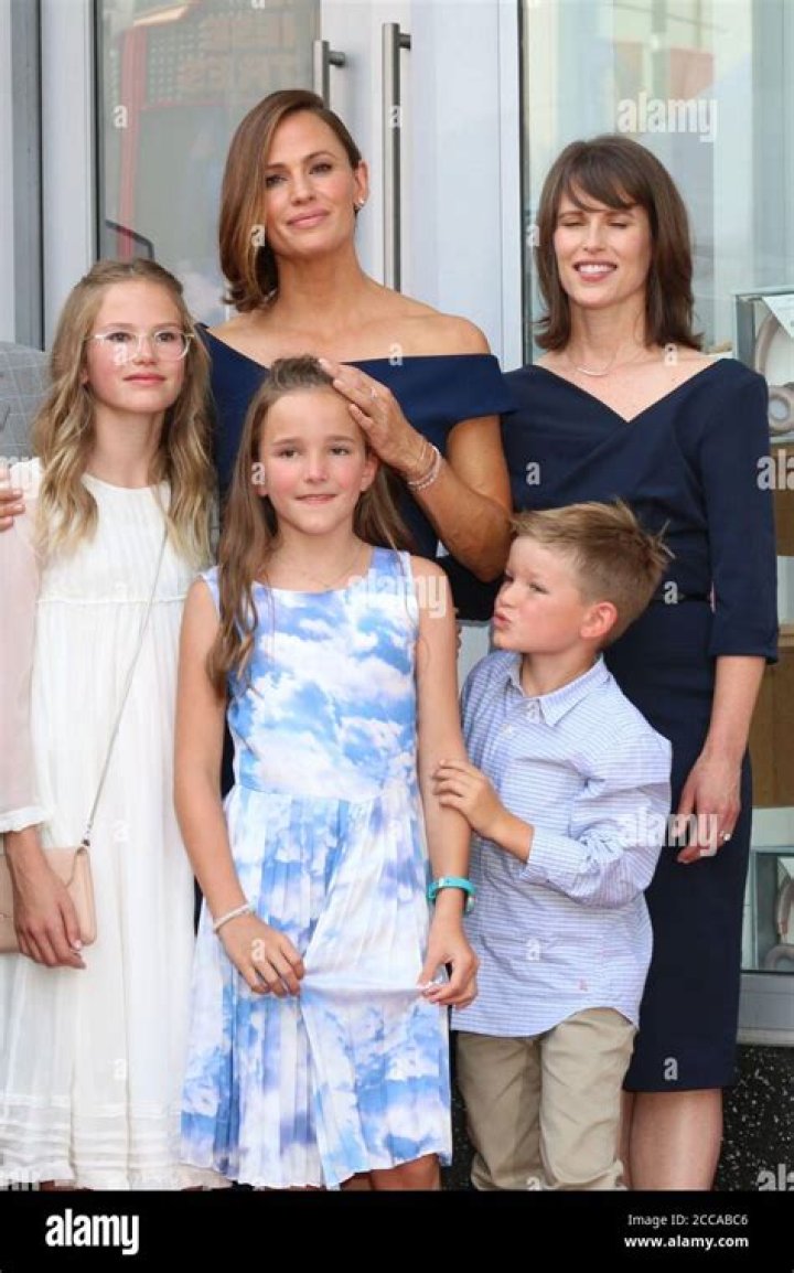 Violet Affleck Looks Like Jennifer Garner On Christmas Trip: Photos – Hollywood Life