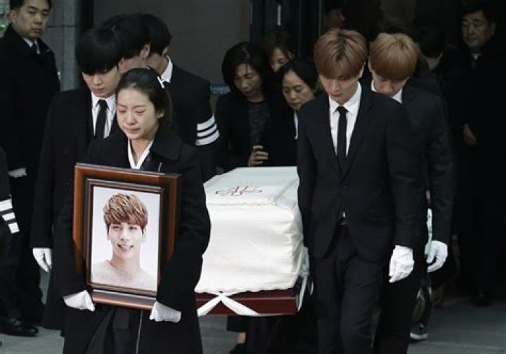 When Is Jonghyun’s Funeral? Details About SHINee Star’s Burial & More – Hollywood Life
