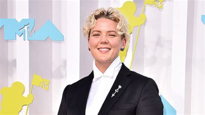 Who Is Betty Who? Five Things About Singer – Hollywood Life