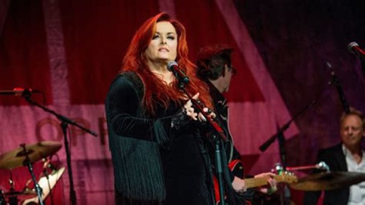 Wynonna Fans Diss The CMA Awards – ‘Icon’ Missing From Female Tribute – Hollywood Life