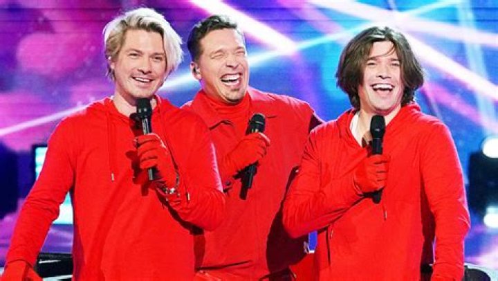 Zac, Taylor & Isaac Talk Russian Dolls – Hollywood Life