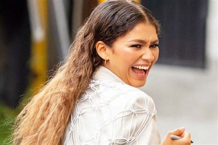Zendaya Laughs After Falling Down & Tripping On Restaurant Step In Paparazzi Video